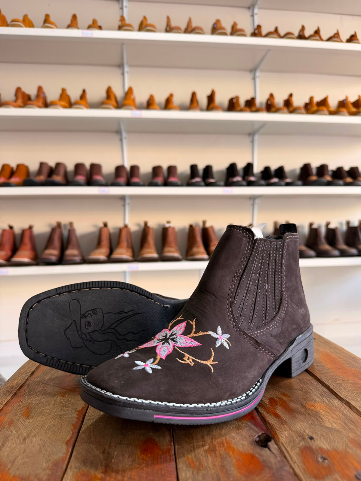 Botina Country Feminina Café com Bordado Floral