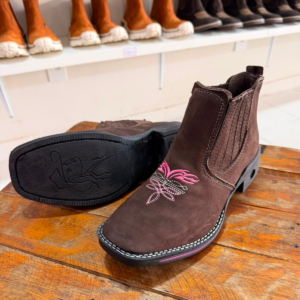 Botina Country Feminina Café com Bordado Rosa Cano Curto