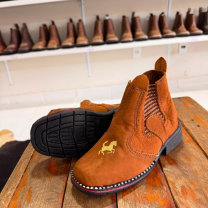Botina Country Infantil Caramelo com Bordado de Cavalo